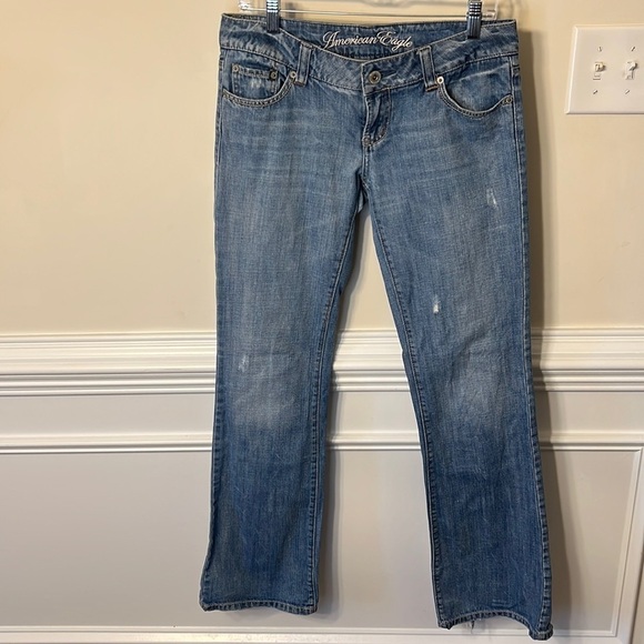 American Eagle Favorite Boyfriend Distressed Medium Blue  Wash Jeans Size 4 long - Picture 2 of 12
